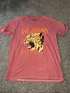 Def Leppard Short Sleeve Graphic Tee in Dusty Rose